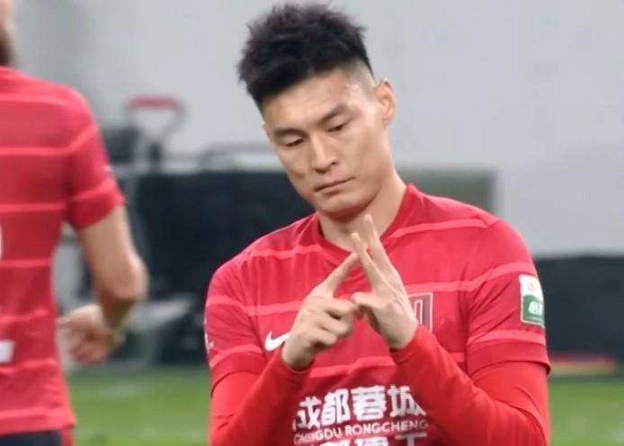 媒体人：在李扬未能加盟后，上海海港将目标锁定韩鹏飞
